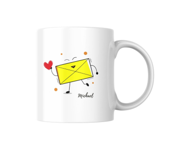 Keramiktasse mit animiertem gelben Umschlag, Herzsymbol und Namen „Michael“ auf weißem Hintergrund.